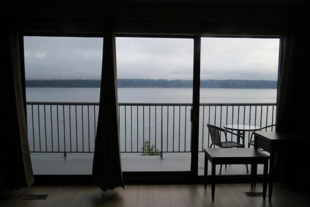 Oceanfront Full Kitchen Suite with Private Balcony 2 Queen - Photo 10